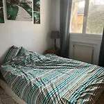 Bas De Villa Avec Grande Piscine