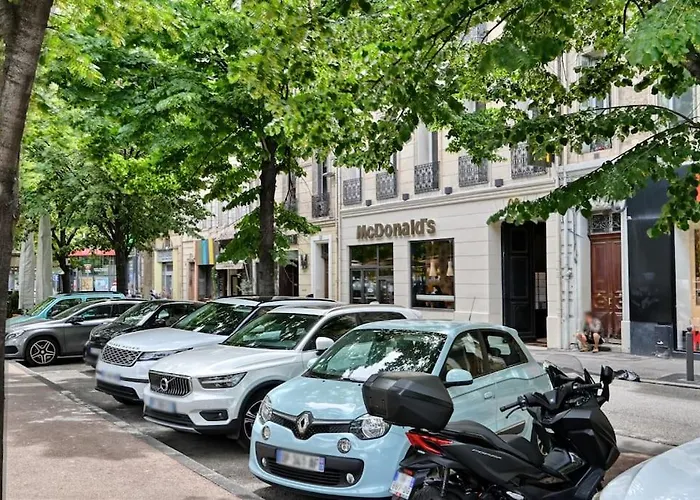 Logement Spacieux Pres Du Velodrome Et Des Plages