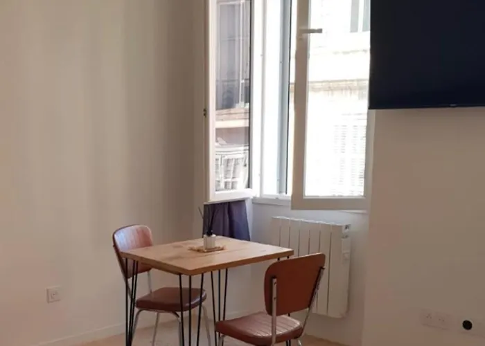 Central And Comfortable Studio, Near Train Station