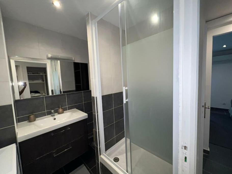Grand Climatise Et Fonctionnel Apartamento