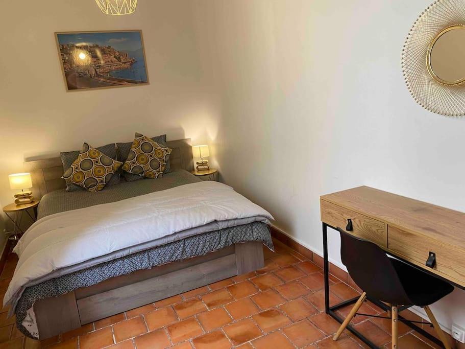 Centre Ville, Vieux Port 65m2 Apartment