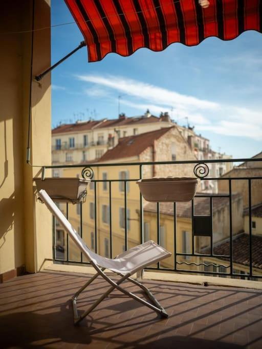 Equipe Avec Terrasse Au Coeur De * Marseille