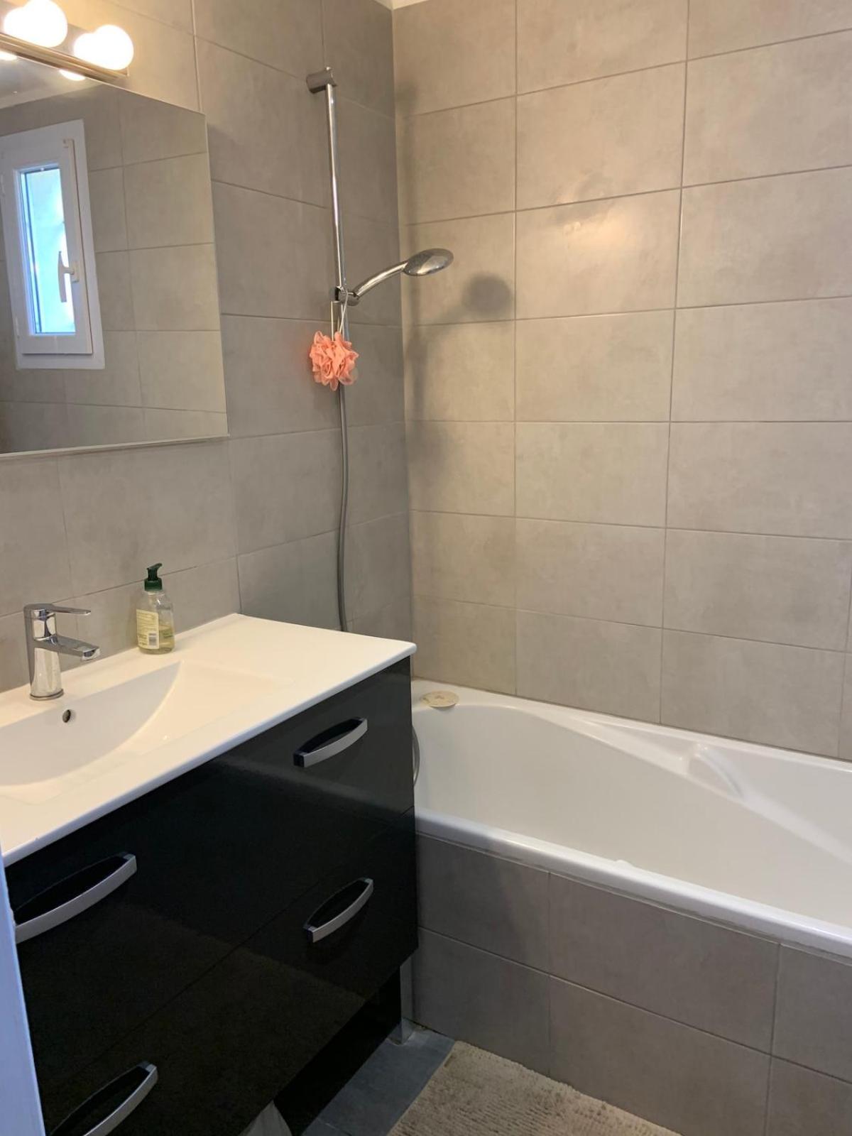 Beautiful Family House With Garden And Pool In A Quiet Area Marseilles