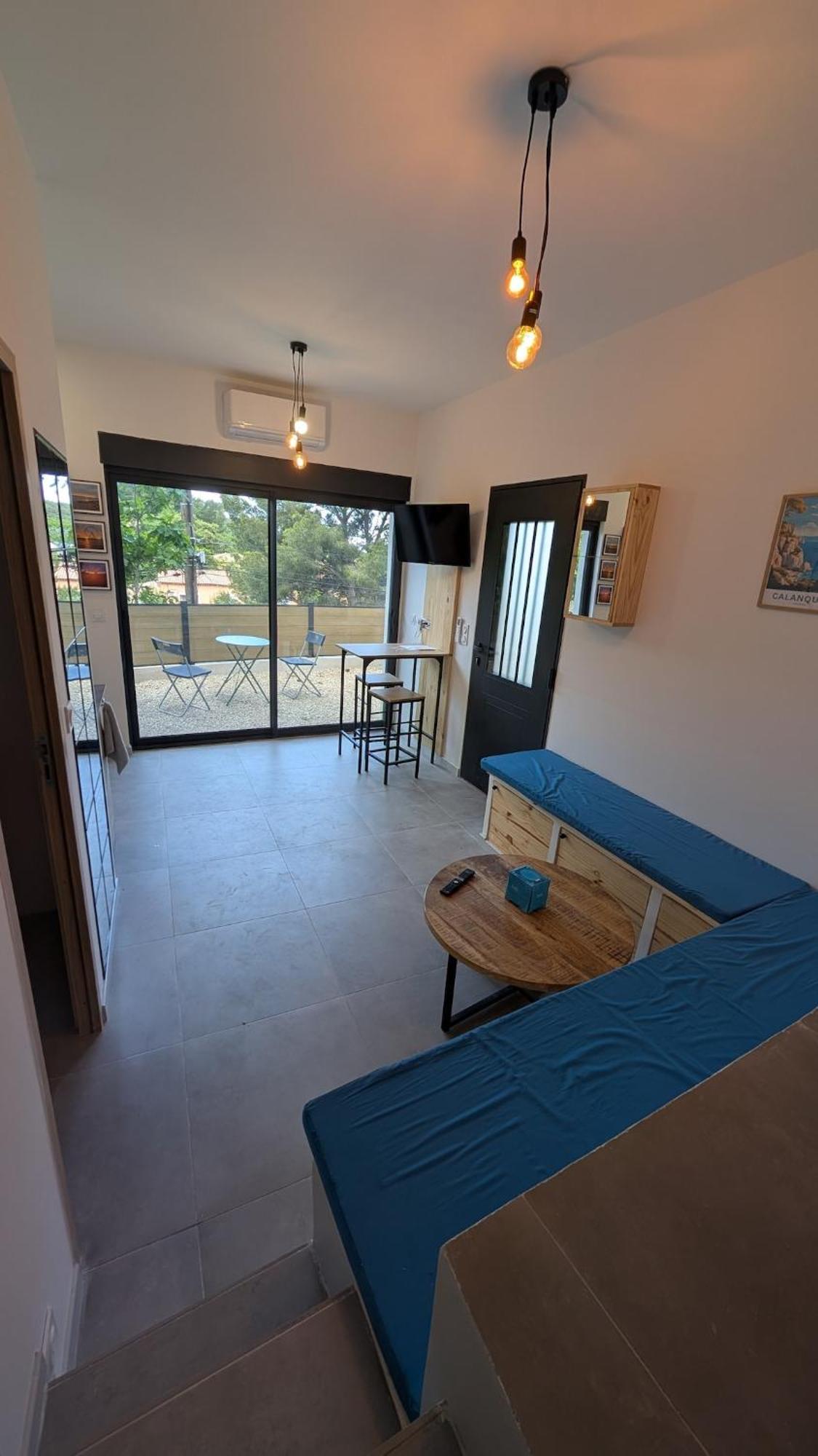 20 M2 Dans Les Calanques *