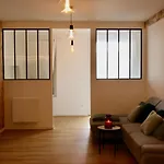Chic And Nenwly Renovated Apartment - Central Location