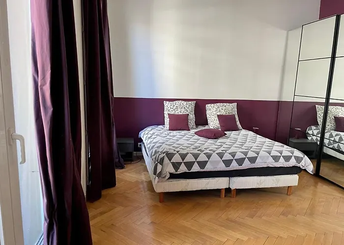 Luminous Apartment Golden Quarter