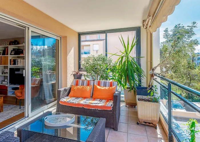 Nice Apartment In Marseille With Kitchen