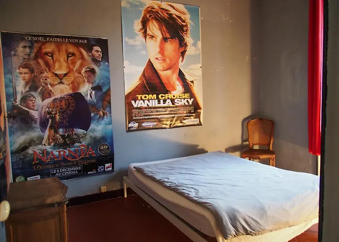 Chambre Narnia Dans Maison, Salle De Bain Et Sejour A Partager