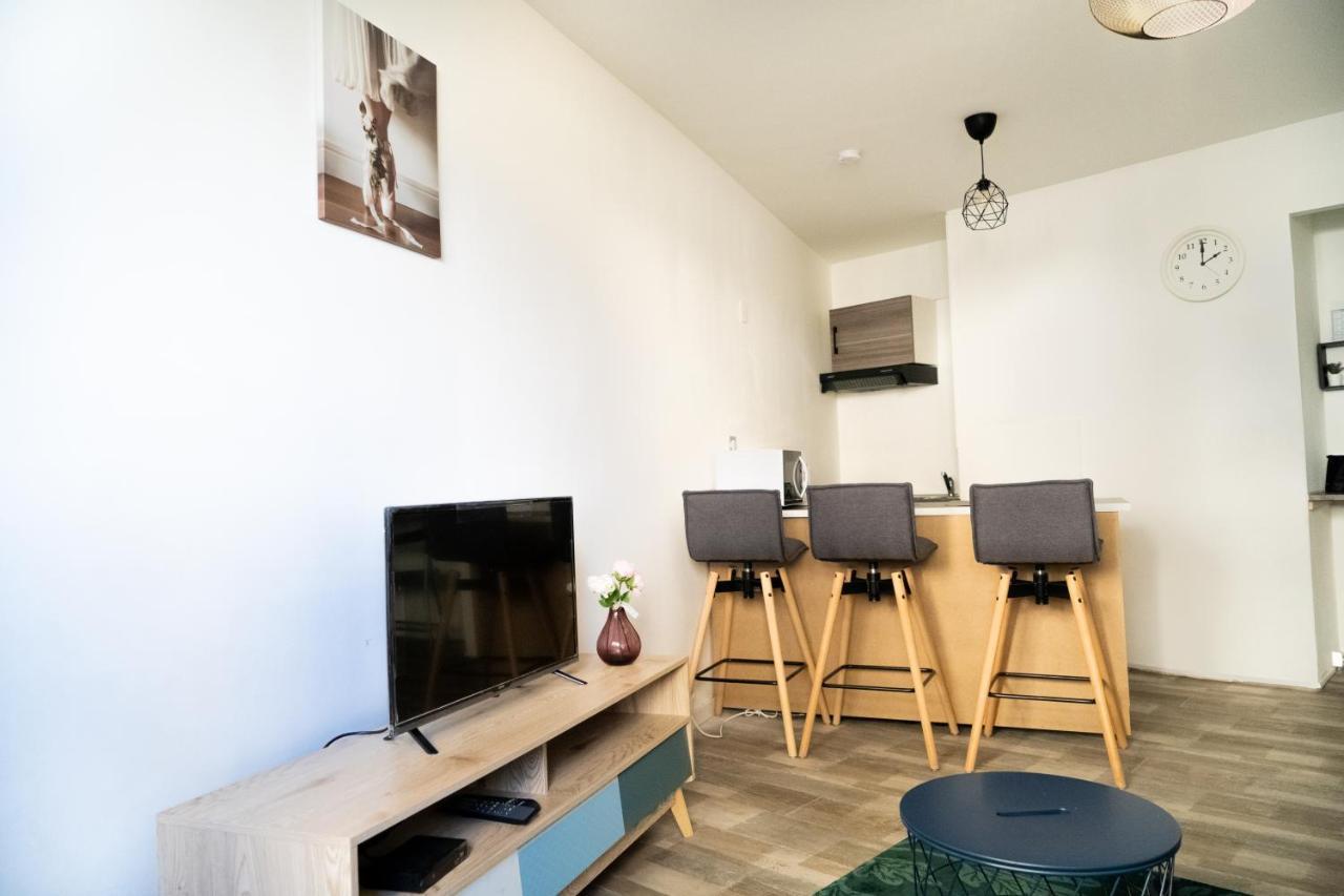 5 Minutes Saint Charles Apartment *