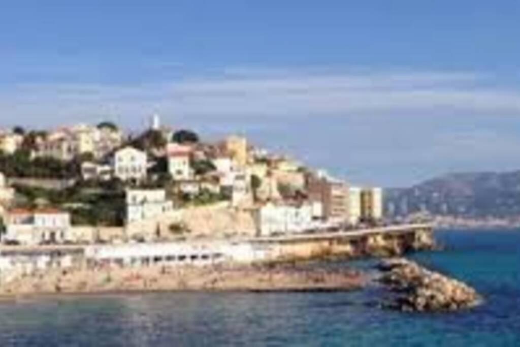 Sur La Corniche Marseille
