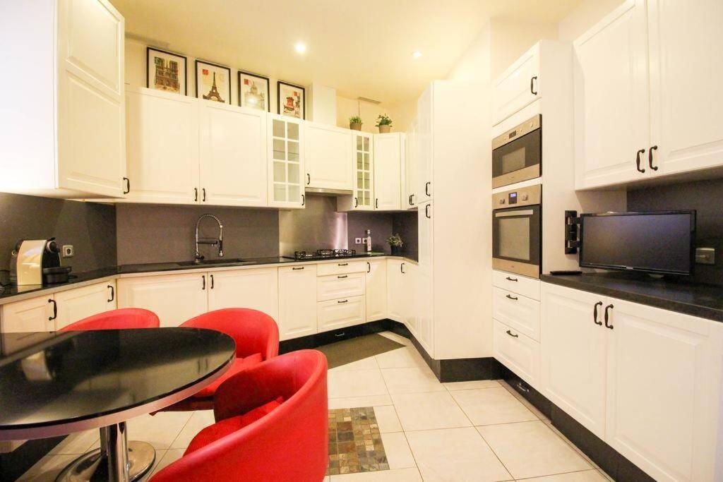 Grand Pour 4 Personnes/ Cours Lieutaud * Marseilles
