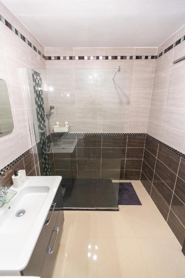 Superbe T4 Renove Spacieux Avec Stationnement Libre Et Gratuit Apartamento *