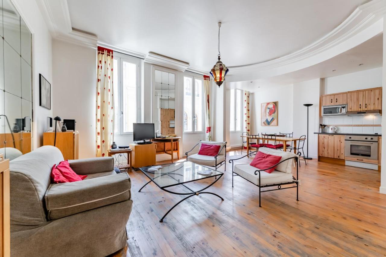 De Grand Standing, Joliment Décoré