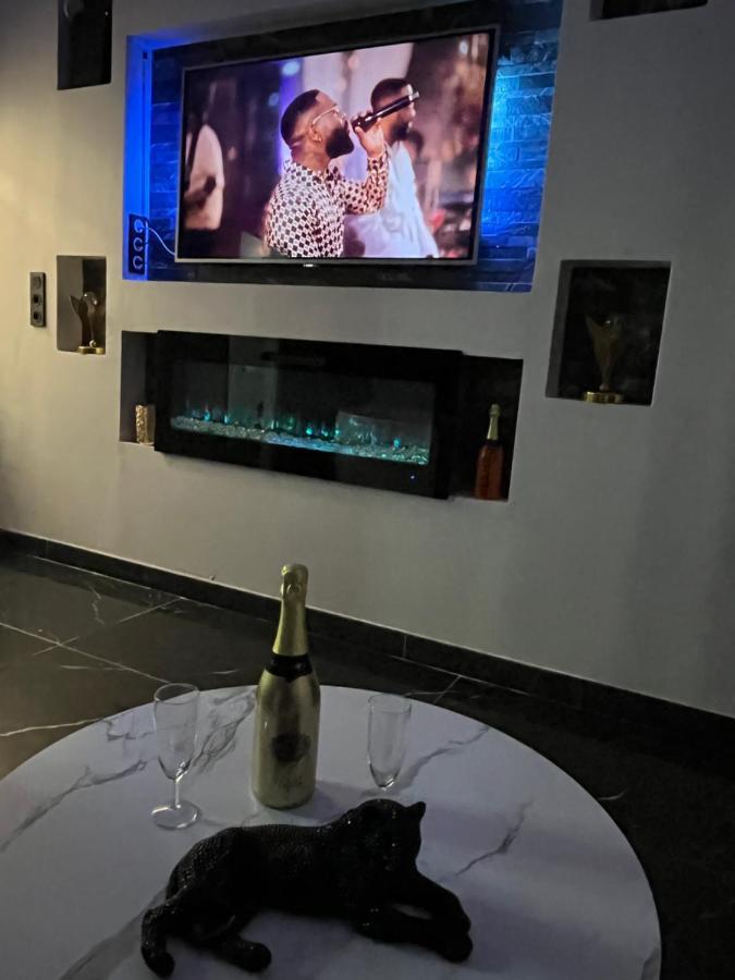 Jacuzzi Netflix Apartment