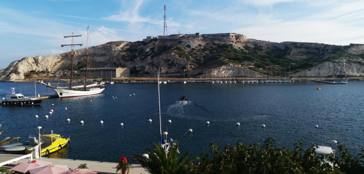 Les Pieds Dans L'eau Sur L'ile Du Frioul Marseille