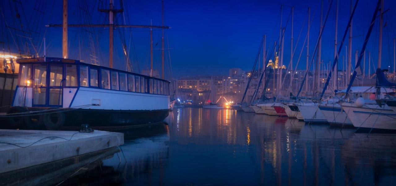 Les Pieds Dans L'eau Sur L'ile Du Frioul Marseille