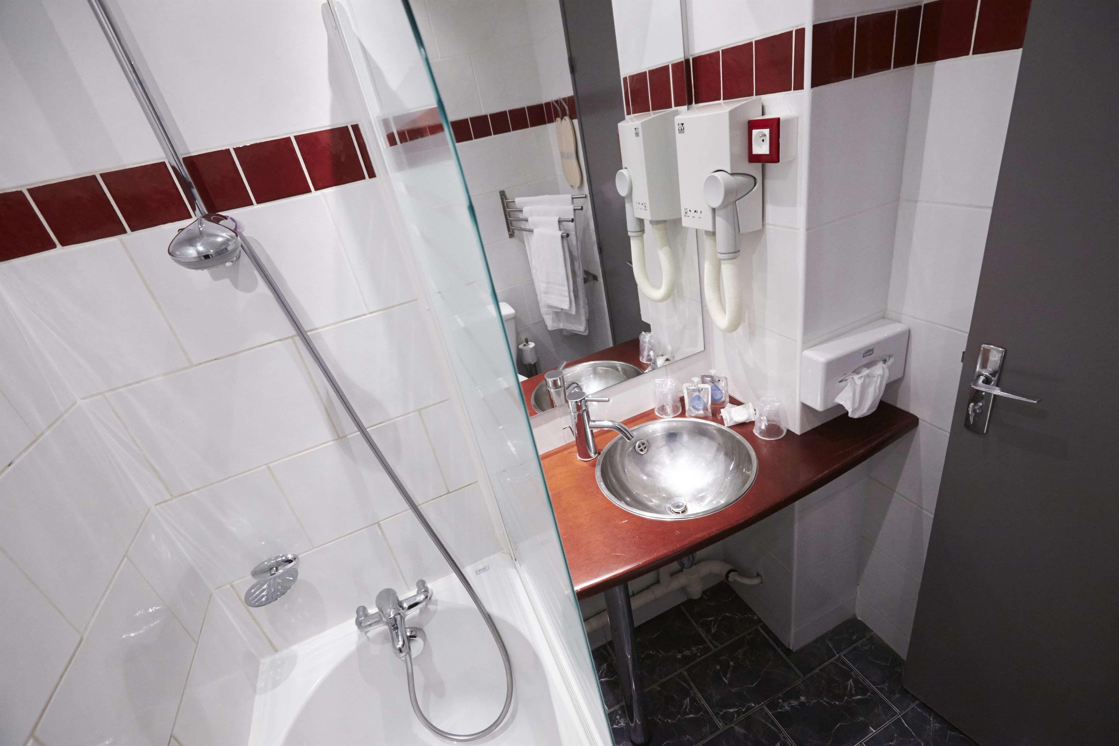 Hotel Kyriad Centre Paradis-préfecture 3*