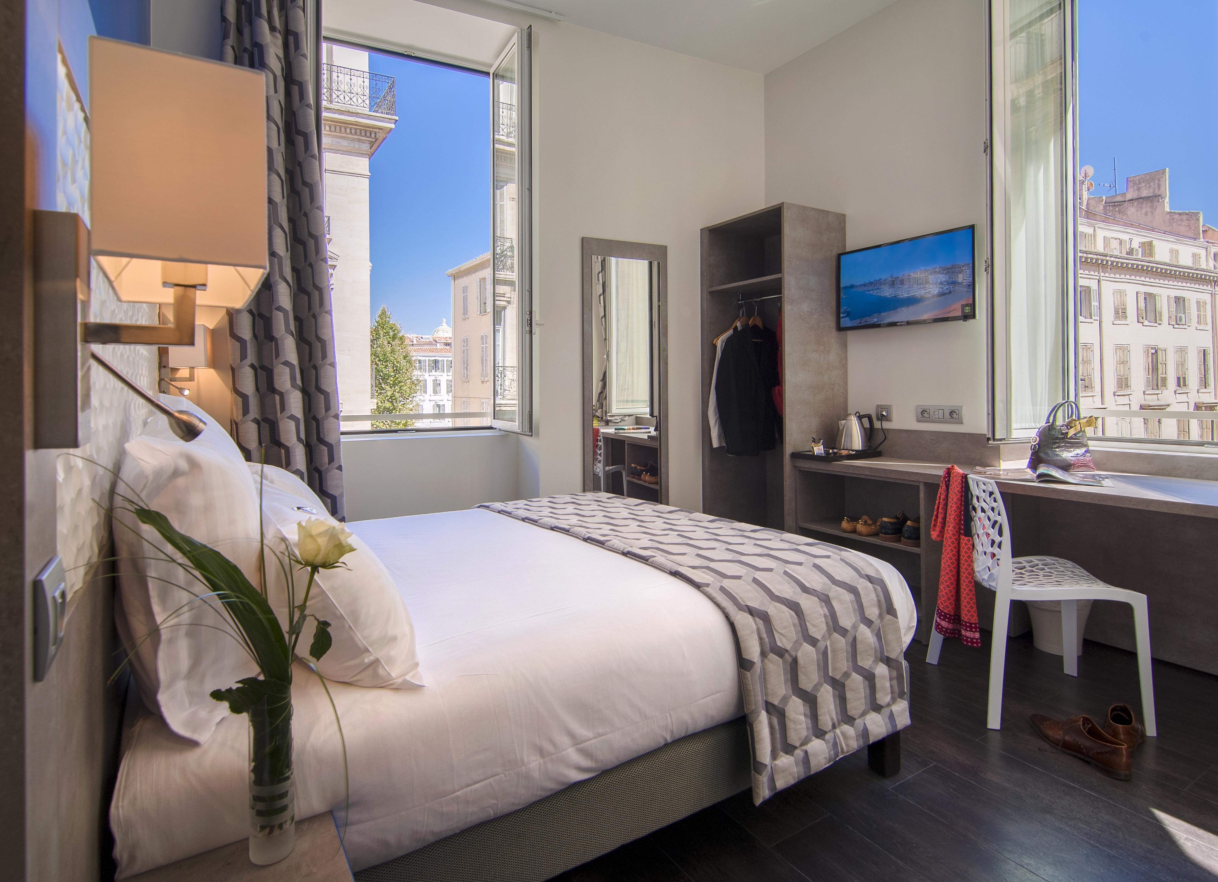 Carre Vieux Port Khách sạn 3*