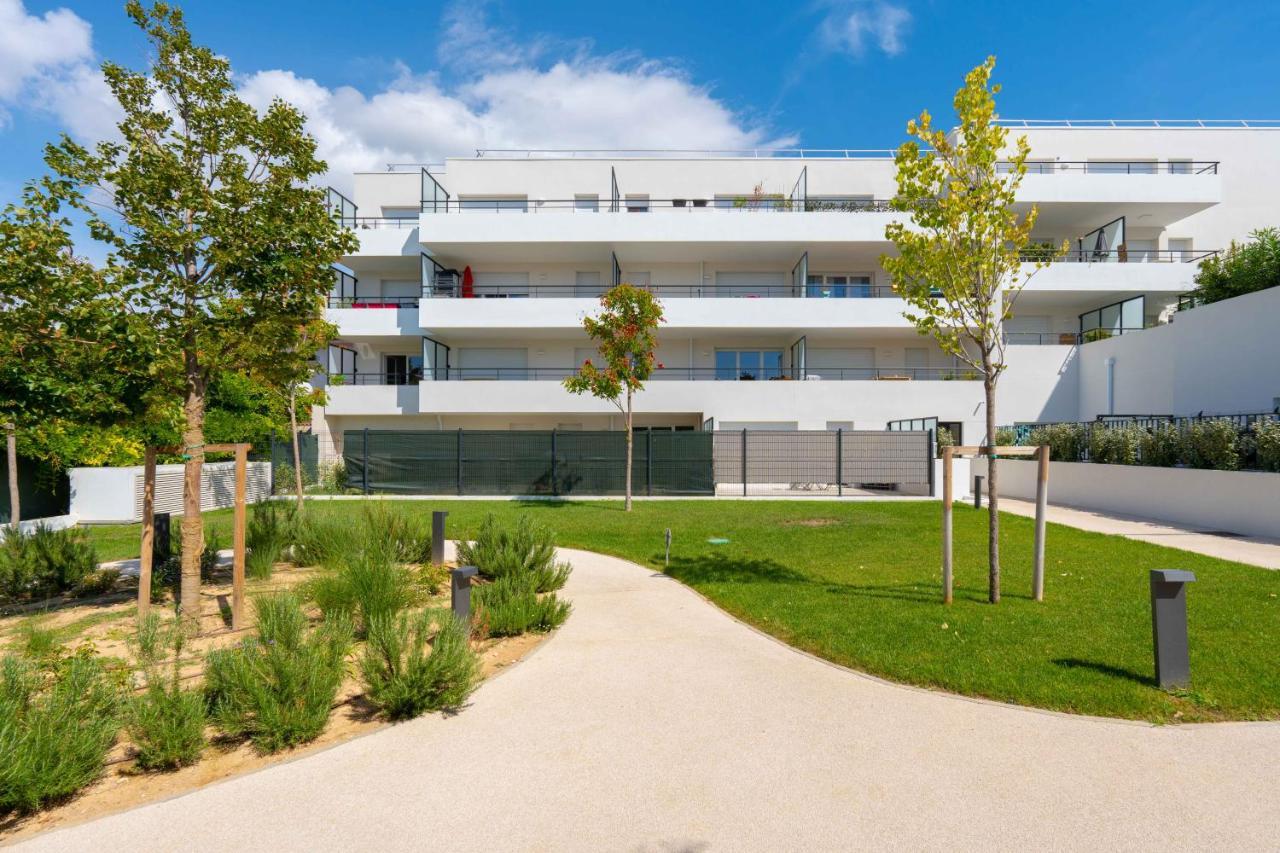 T2 Entre La Et Le Velodrome-terrasse / Parking Marseille