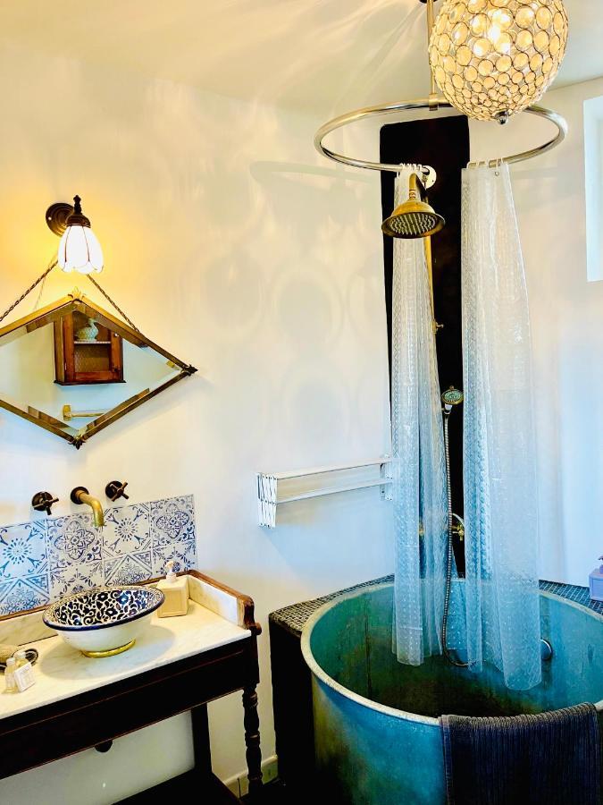 Elegant Sous Les Toits