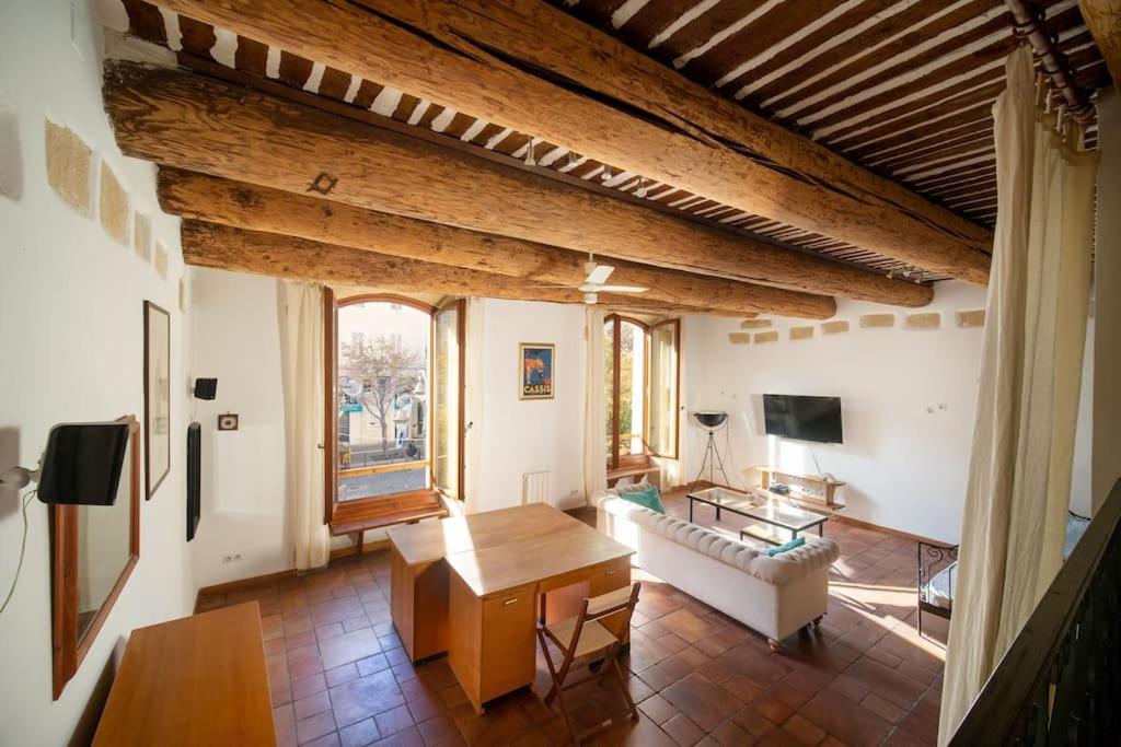 Air-conditioned Loft In The Heart Of The Old Port Apartment