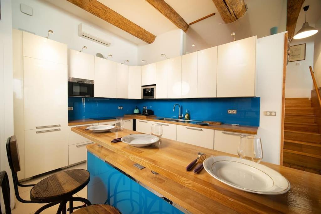 Air-conditioned Loft In The Heart Of The Old Port Apartment
