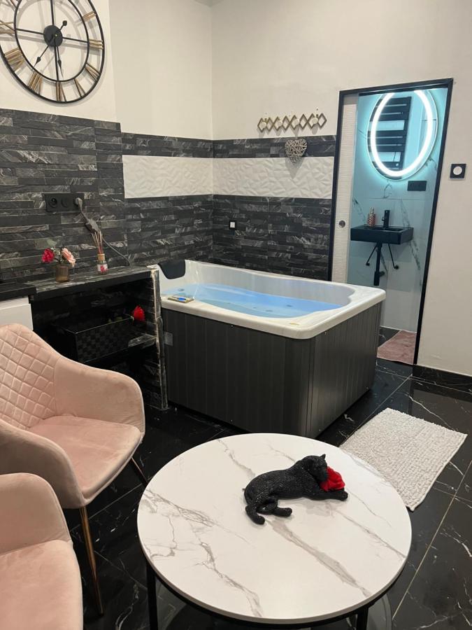 Jacuzzi Netflix Apartment Marseille