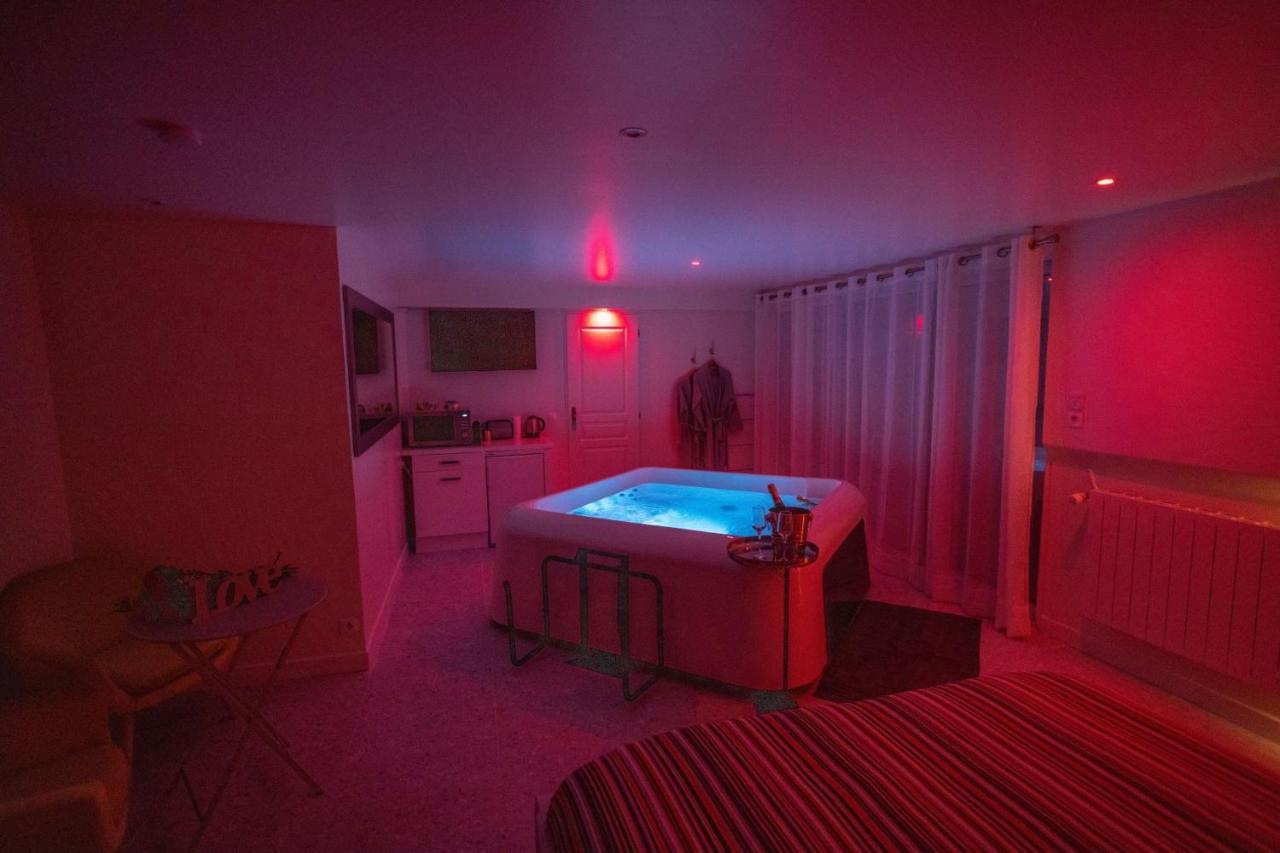 Les 2 Vue Piscine Guest house *