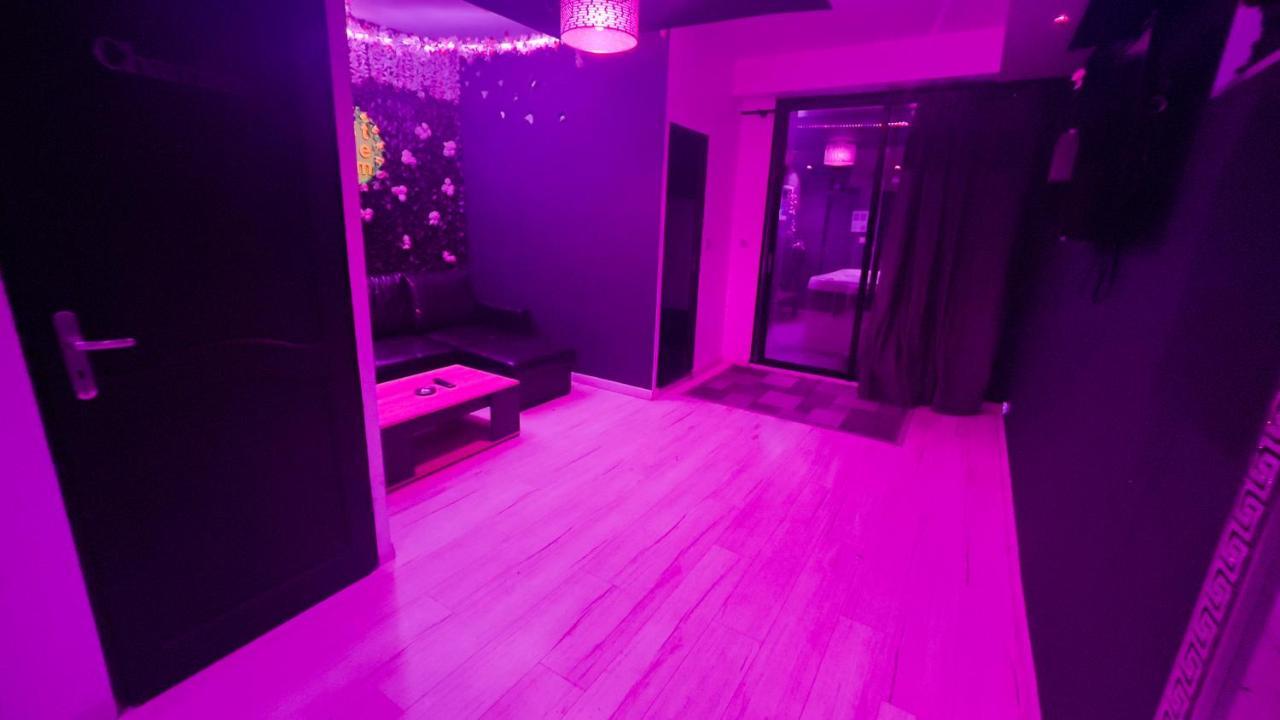 Avec Jacuzzi, Et Terrasse *