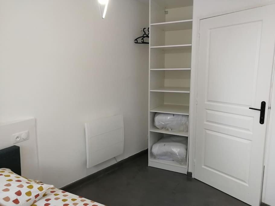 Au Calme Avec Exterieur Et Parking Gratuit Aux Portes D'aix Et Emplacement Ideal Biệt thự Marseille
