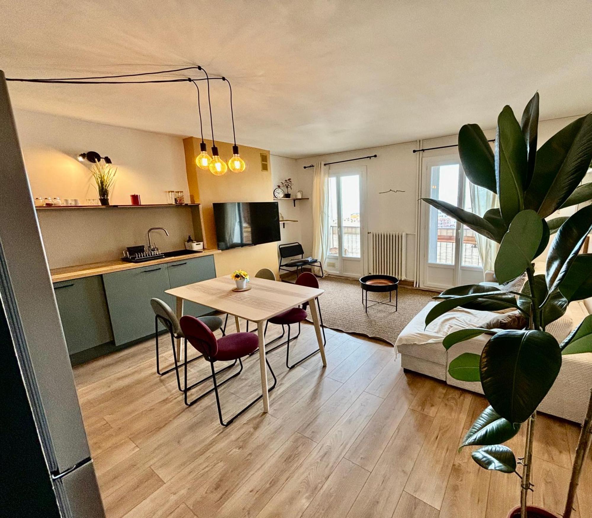 Renove Avec Balcon A La Joliette Marselha