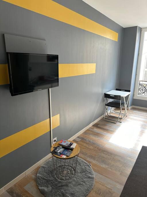 Apartment Yellow *