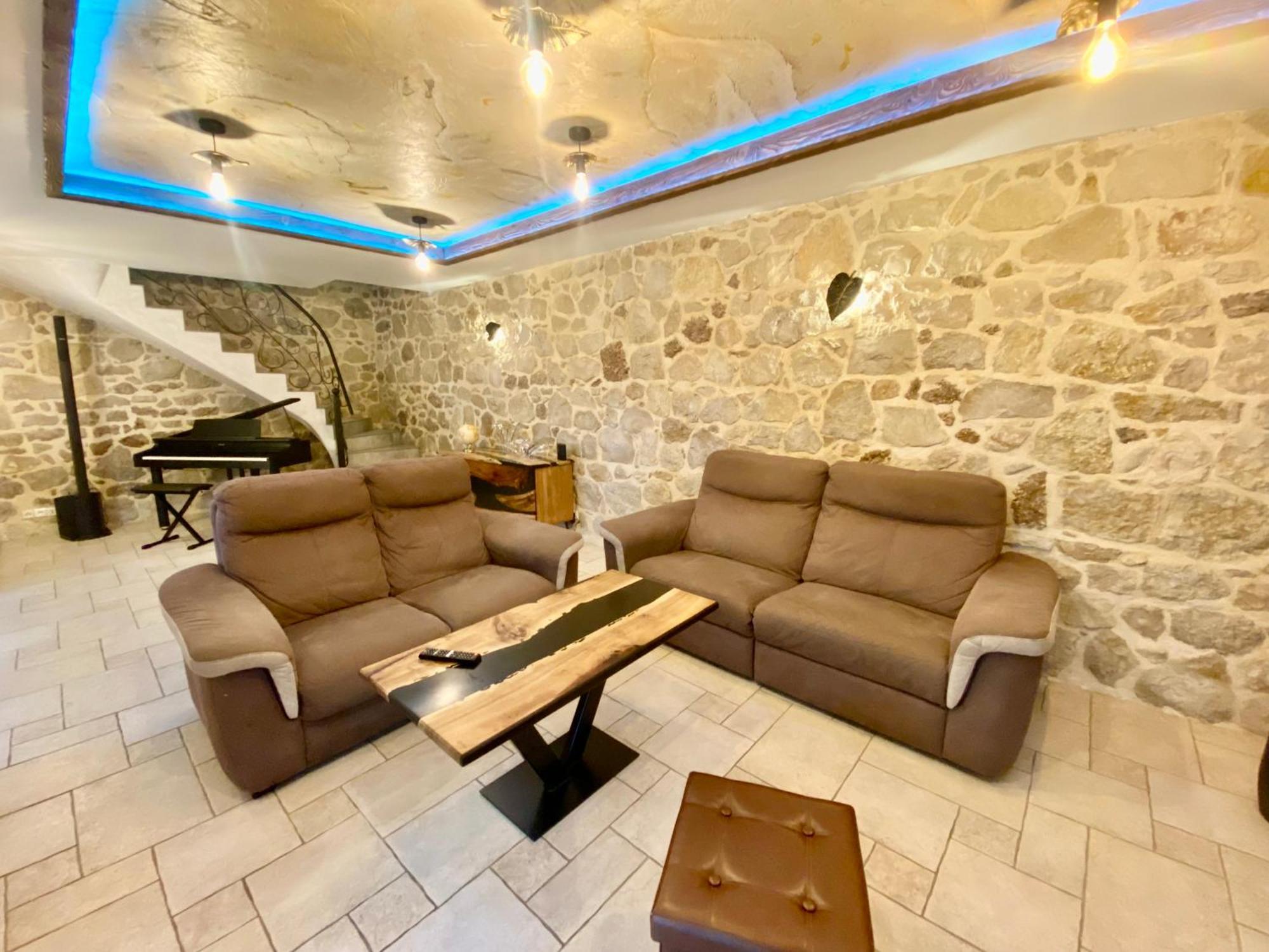 - Villa