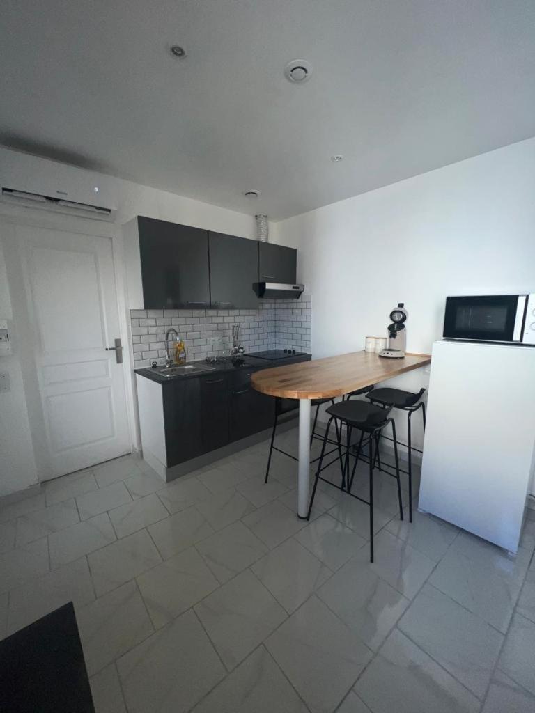 Maisonnette Avec Jardin Piscine Non Accessible Guest house Marseille