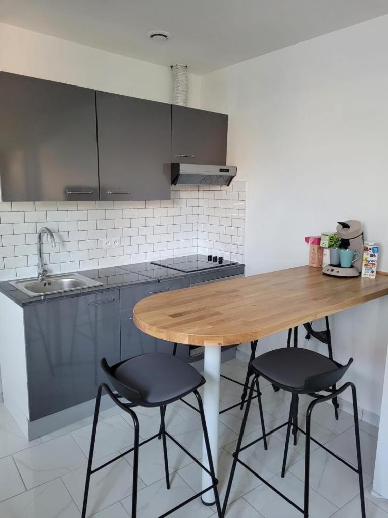 Maisonnette Avec Jardin Piscine Non Accessible Guest house Marseille