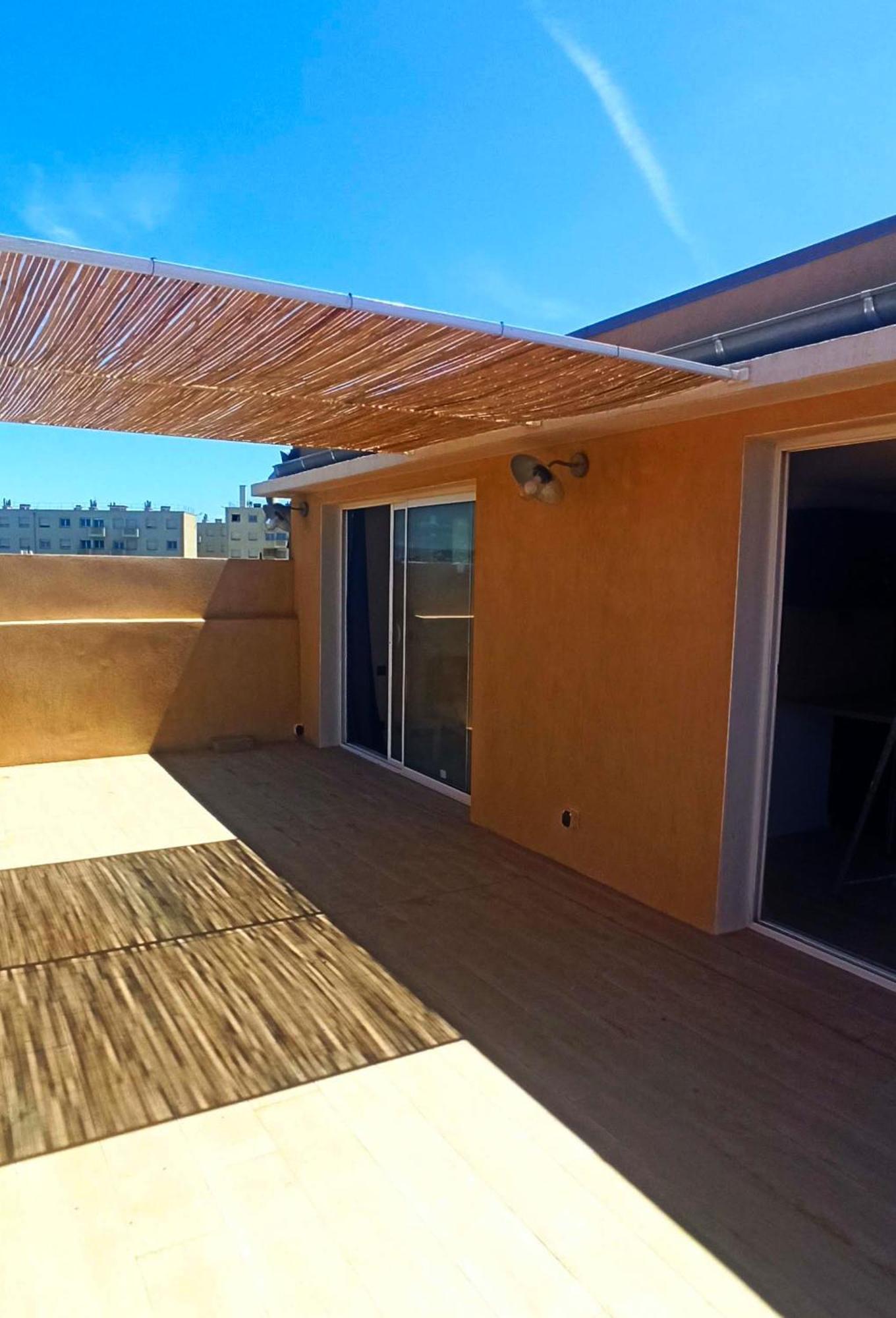 Penthouse 2 Pieces Avec Terrasse Vue A 150 M De La *