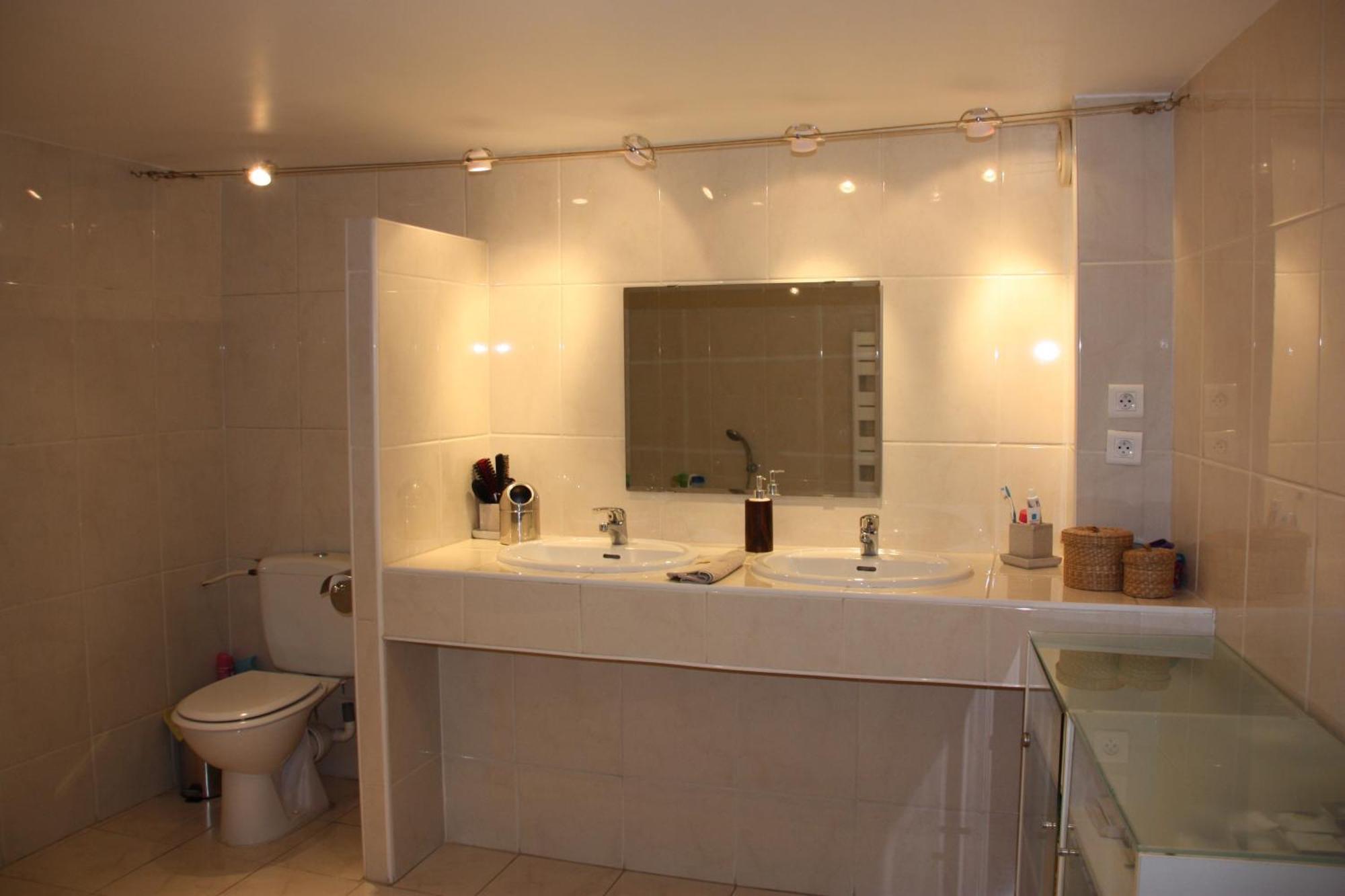 Petite Maison D'hote Et Son Patio Au Pied De Notre-dame Homestay *