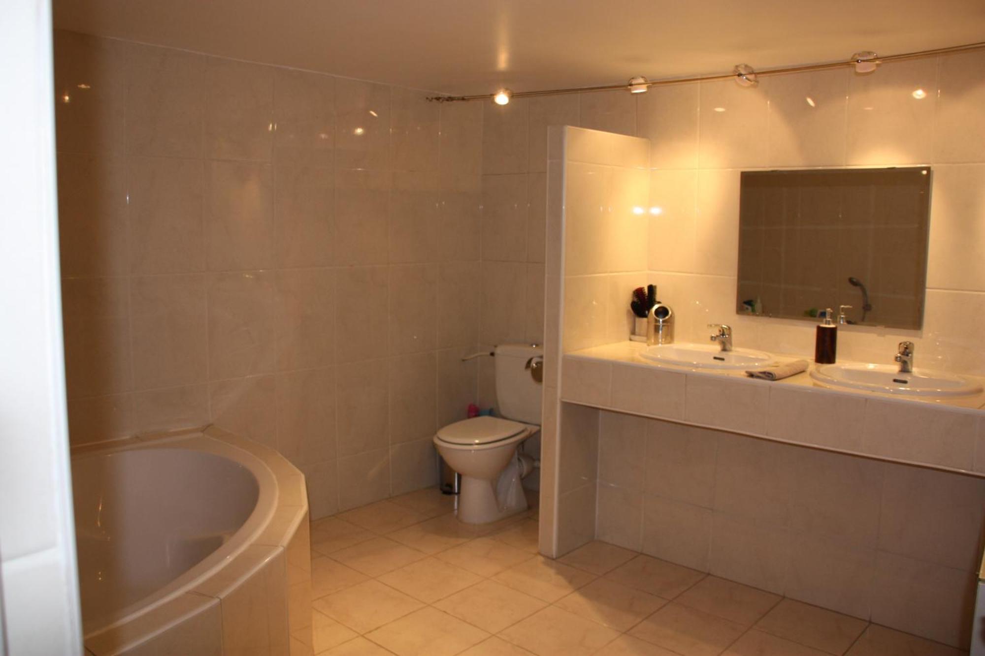 Petite Maison D'hote Et Son Patio Au Pied De Notre-dame Homestay
