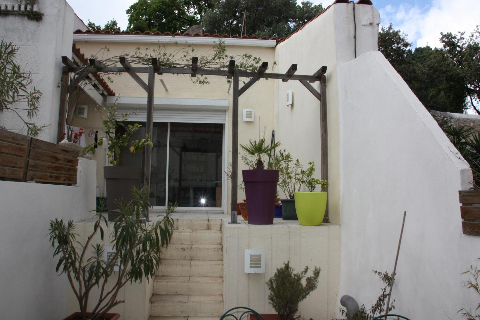 Petite Maison D'hote Et Son Patio Au Pied De Notre-dame Homestay