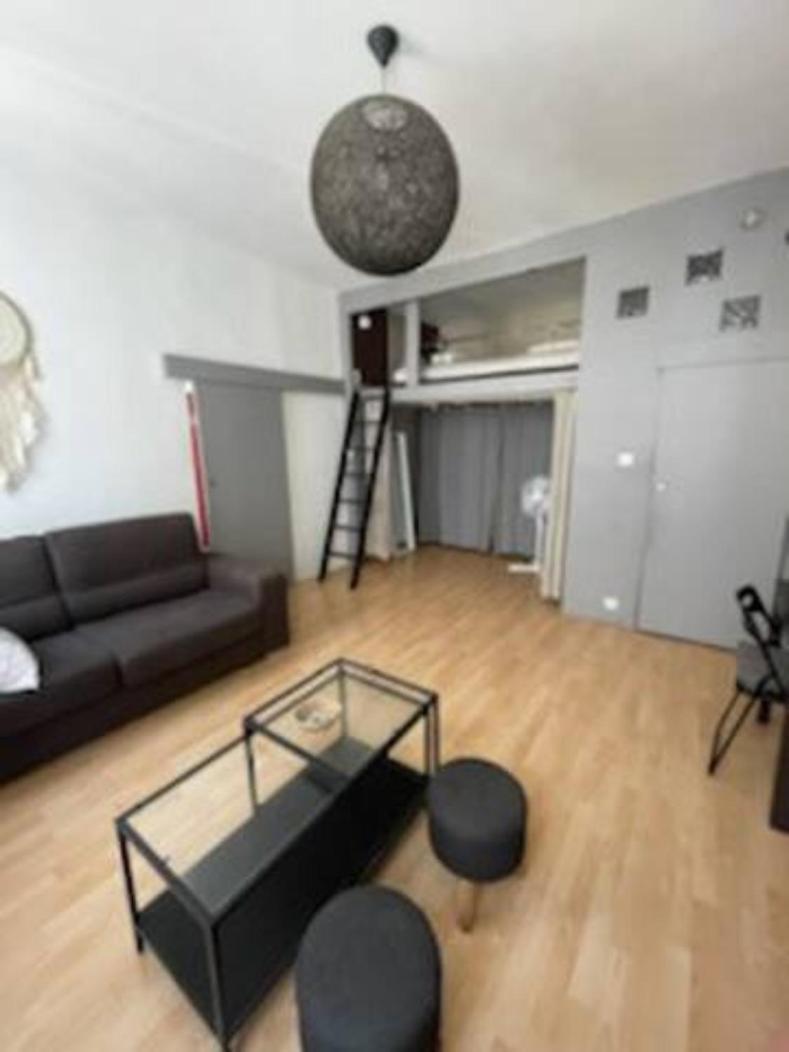 Joli T1+ Bien Situe Dans Le 6eme De Marseille, Proche Commodites *