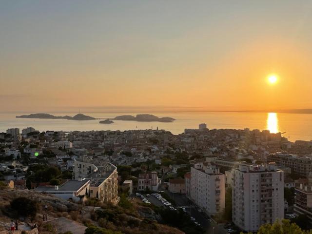 Sur La Corniche
