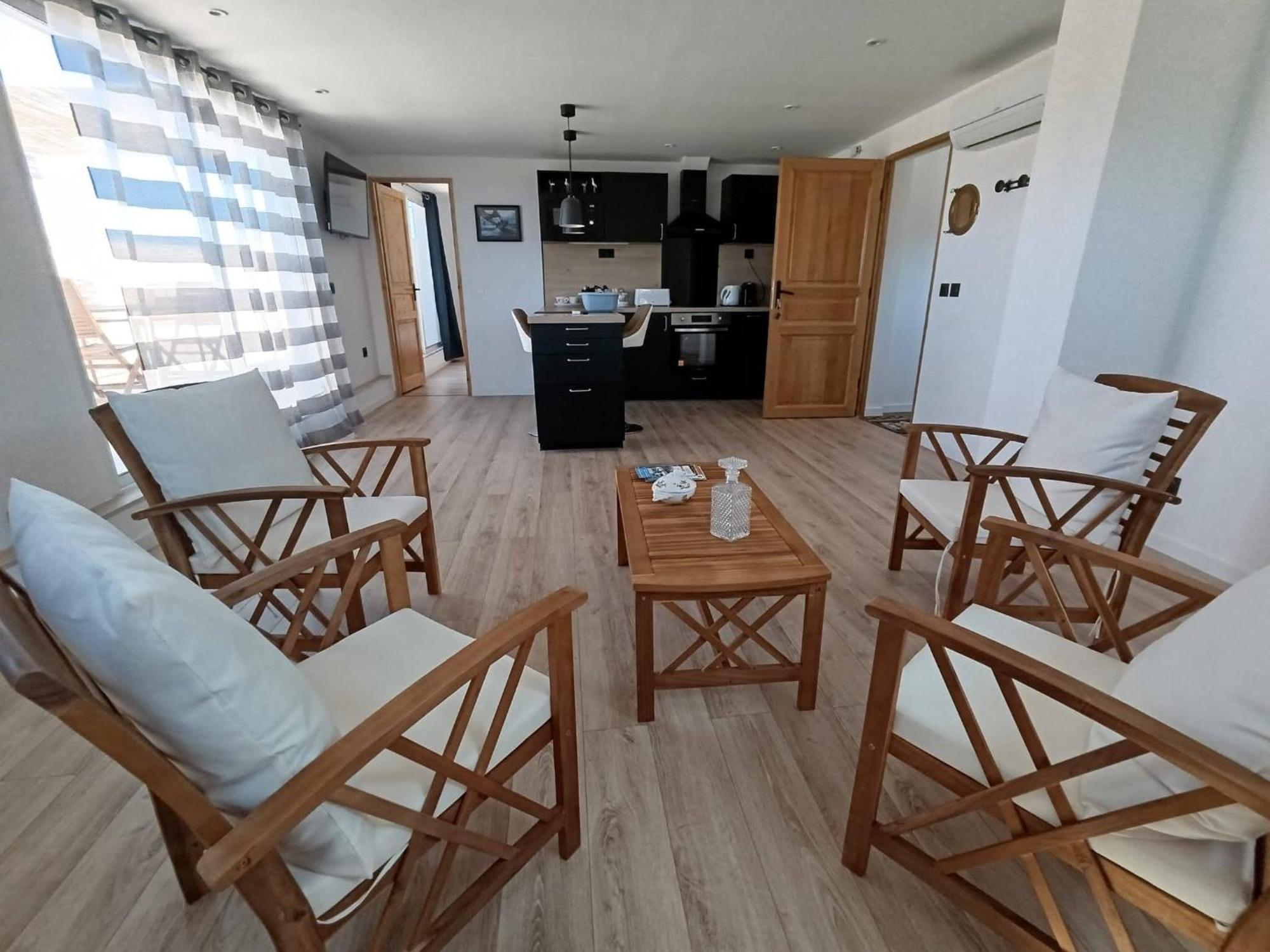 Penthouse 2 Pieces Avec Terrasse Vue A 150 M De La *