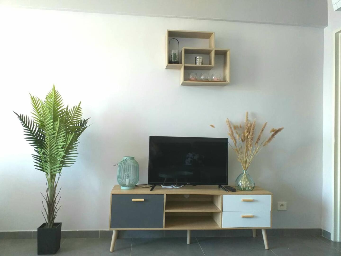 T2 Calme, Stationnement Gratuit, Autoroute A Proximite, A 10km Appartement *