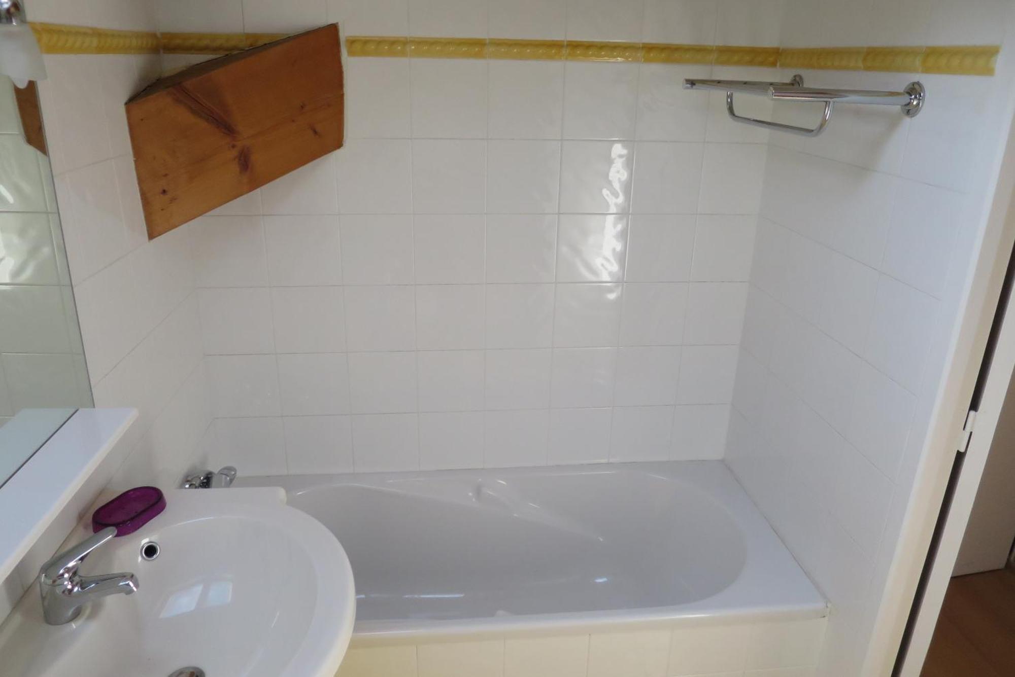 Rouge Avec Salle De Bain Privative Velodrome Prado Marsella