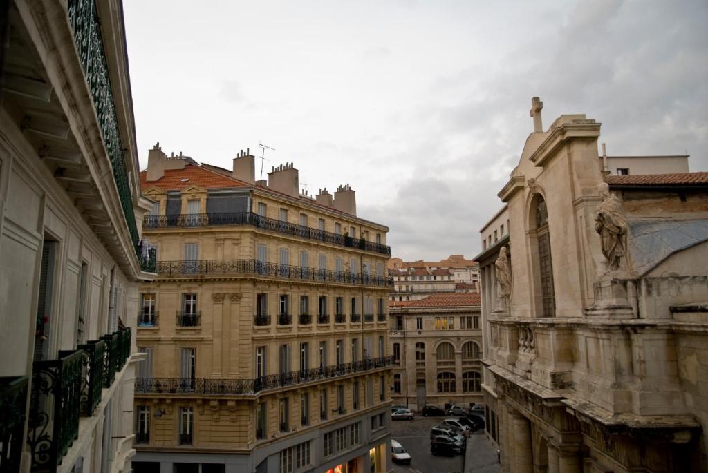 Les Du Vieux-port: Haussmannien Apartment *