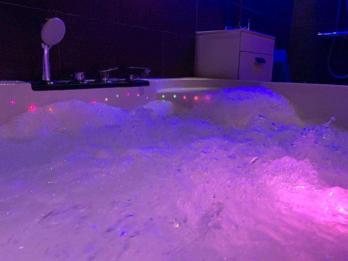 Les Suites Du Vieux-port Liefdeshotel *