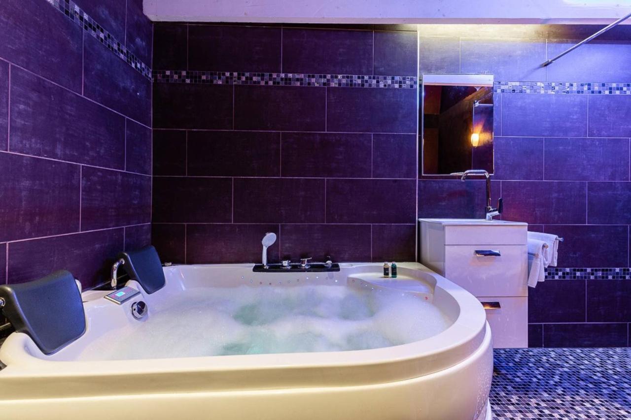 Les Suites Du Vieux-port Liefdeshotel *