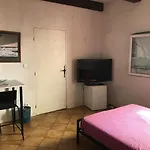 Chambre Climatisee Avec Sdb Privee Dans Une Villa Avec Piscine Ouverte D\'Avril A Mi Octobre