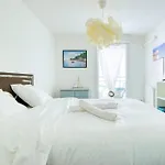 Catalans-Air-Conditioned, Balcony 2 Min Walk Catalans Beach