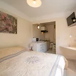 Le Figuier Air-Conditioned Studio And Swimmin
